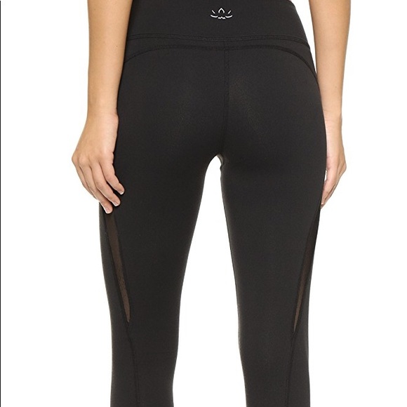 SOLD | Beyond Yoga Wave Mesh Leggings | Small - Picture 5 of 8